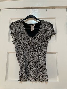 VINTAGE A.M.I Black & White Floral V-Neck Ruffle Sleeve Top